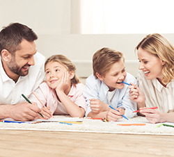 Familia con hijos trabajando en casa
