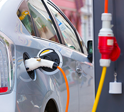 Los jóvenes no quieren coches eléctricos