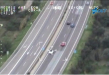 Secuencia tomada por los helicópteros de la DGT con varias infracciones de un vehículo que culmina con un adelantamiento por la derecha