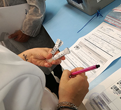 El director de Tráfico visita el laboratorio que analiza las pruebas de drogas