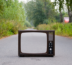 Viejos televisores para hacer carreteras