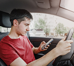 Joven Movil al Volante_barometroconduccion