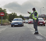 Agente regulando el tráfico