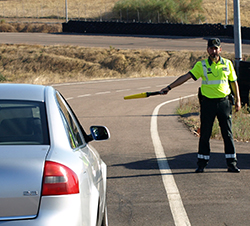 Un agente de la Guardia Civil realizando señales